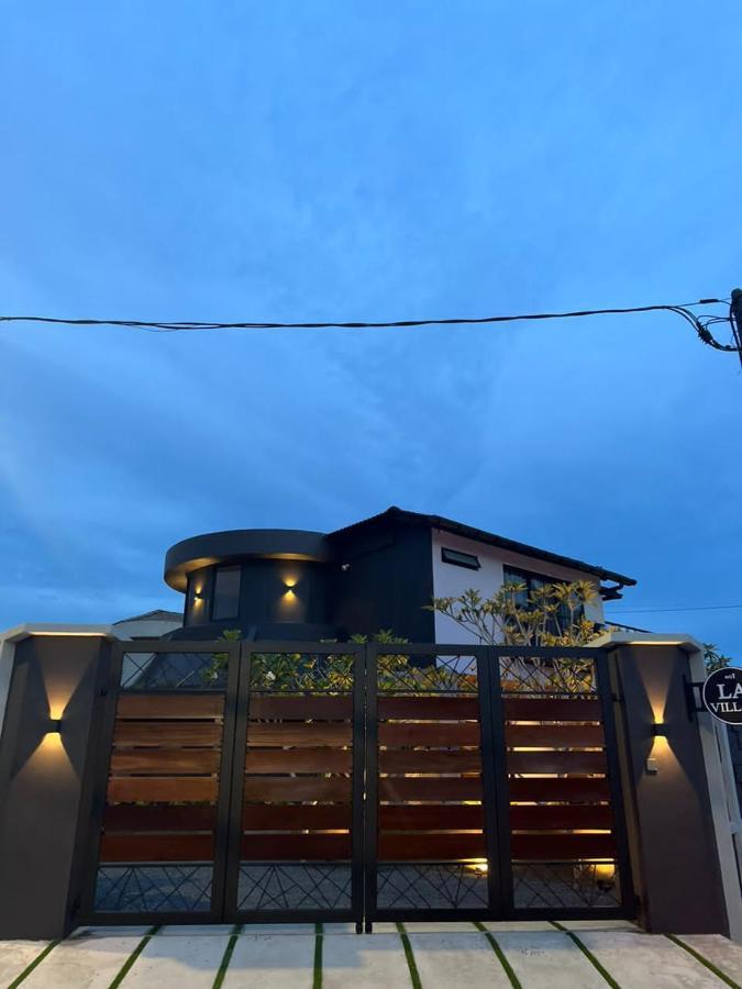 La Private Pool,near Beach,bbq,karaoke Villa Kuantan